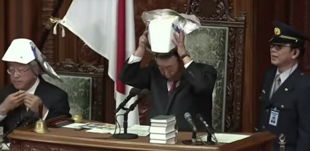 Депутатам в Японии выдали шлемы — теперь они похожи на самураев