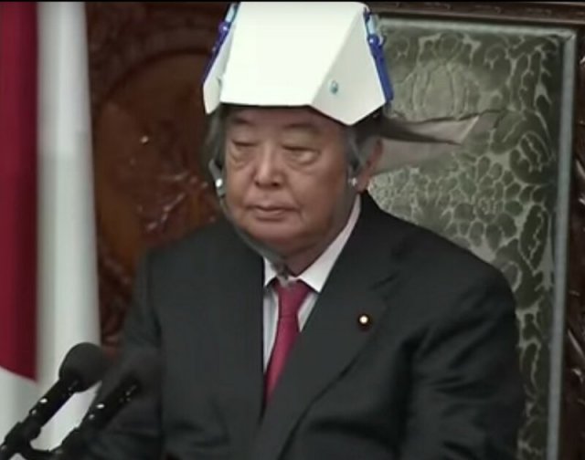 Депутатам в Японии выдали шлемы — теперь они похожи на самураев