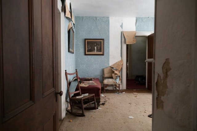 Фотограф нашел на Лонг-Айленде большой заброшенный дом, наполненный сокровищами прошлого