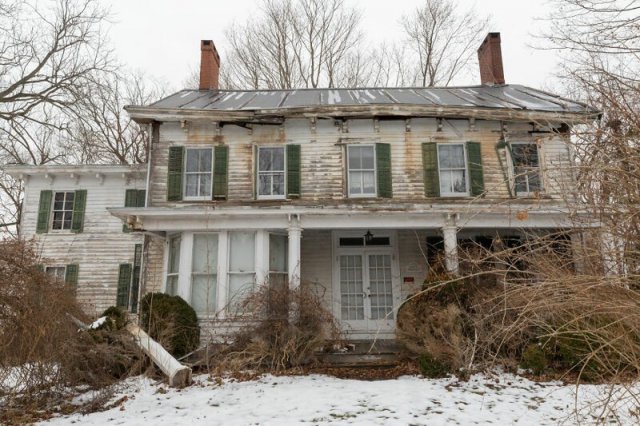 Фотограф нашел на Лонг-Айленде большой заброшенный дом, наполненный сокровищами прошлого