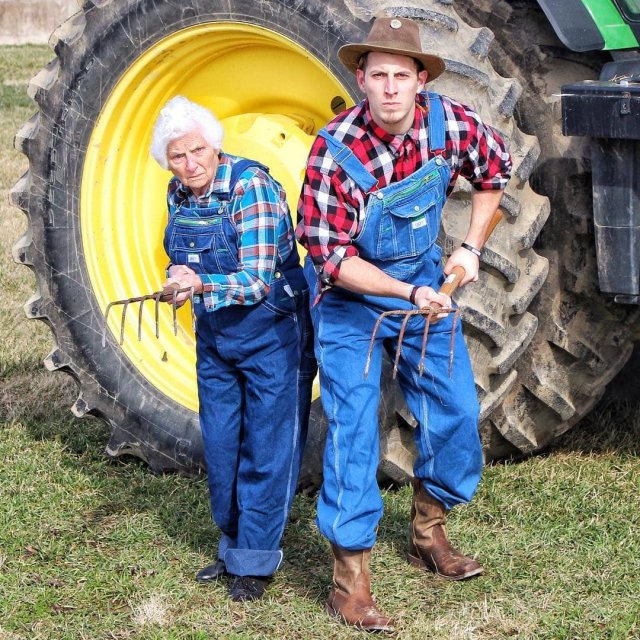Бабушка с внуком фотографируются в безумных нарядах