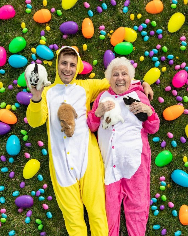 Бабушка с внуком фотографируются в безумных нарядах