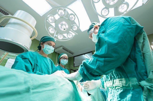 Зарплата дня: сколько получается пластический хирург в Петербурге