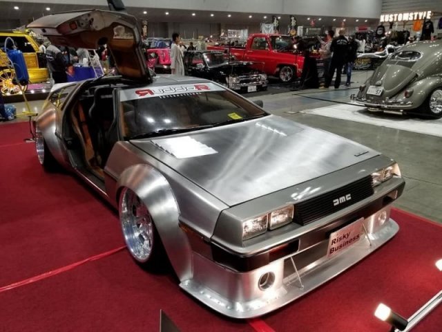 Широкий и низкий DeLorean DMC-12