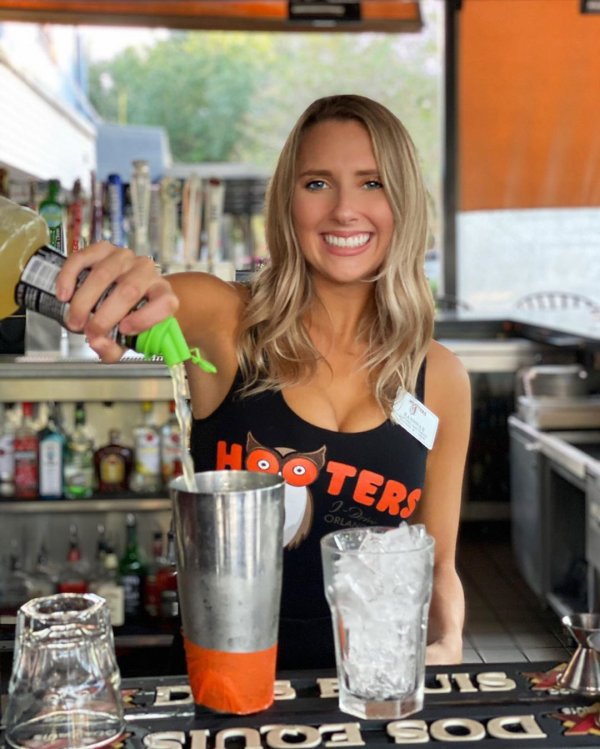 Hooters - одно из самых популярных заведений в США