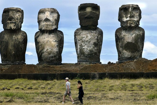 Каменные монолитные статуи Моаи на острове Пасхи