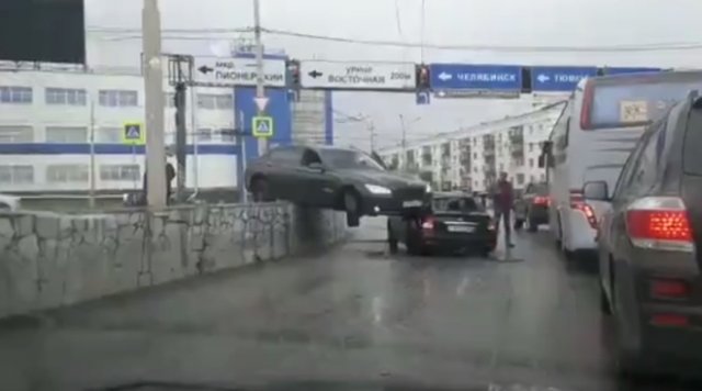 Водитель BMW заехал на крышу другой машины