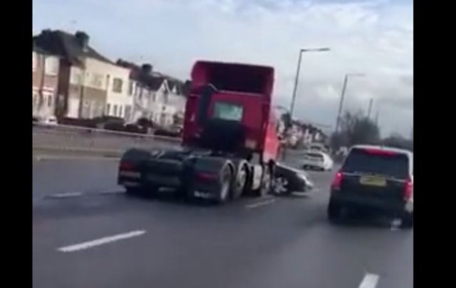 В Англии водитель грузовика не заметил легковушку и протащил ее по дороге