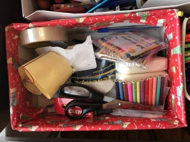80-летняя бабушка решила поработать Санта-Клаусом. Как думаете, сколько подарков она собрала?