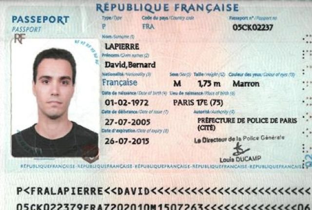 У многих французов 3 имени в паспорте. А еще там указан рост и цвет глаз