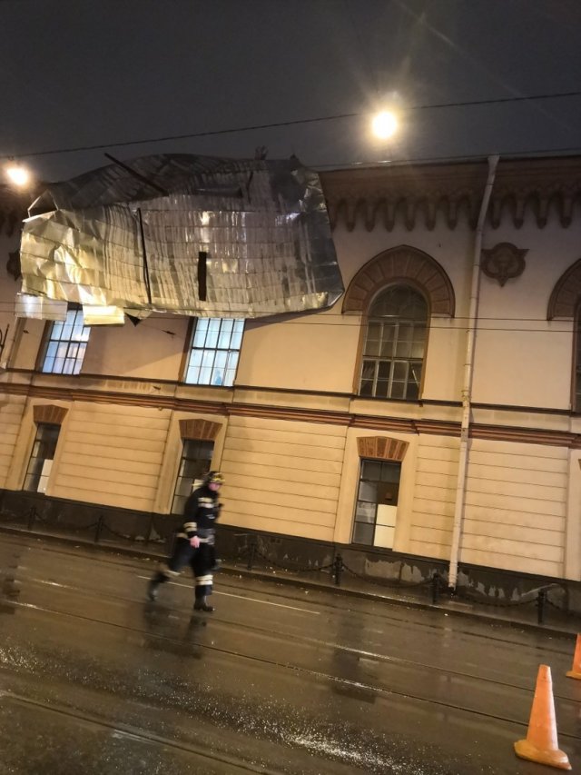 Последствия штормового ветра в Петербурге