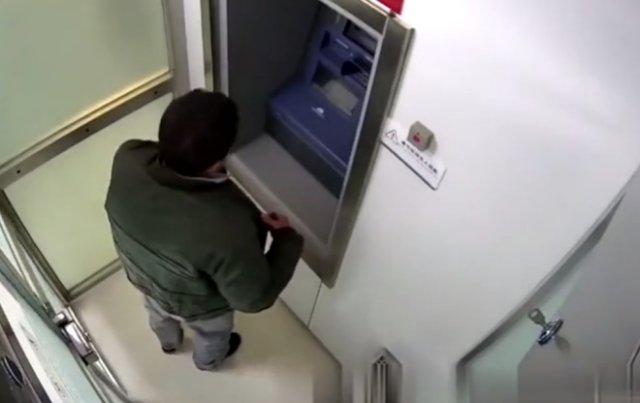 Грабитель в Китае пытался обворовать банкомат, но его спугнул виртуальный помощник