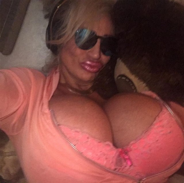 51-летняя Лейси Уальд хочет, чтобы ее бюст светился в темноте