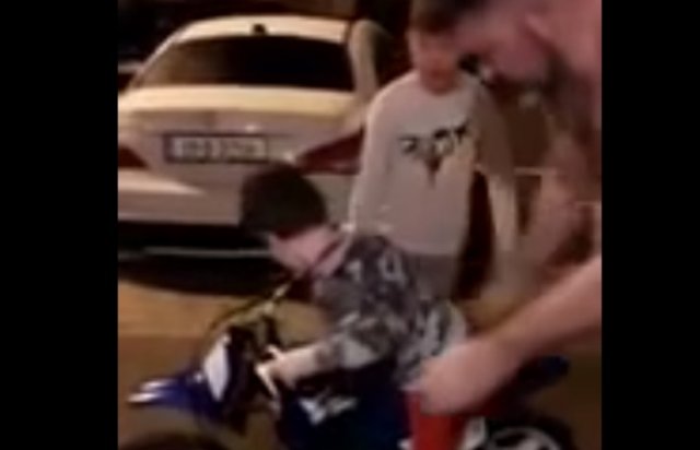 Отец отправил ребенка покататься на мотоцикле - не очень удачно