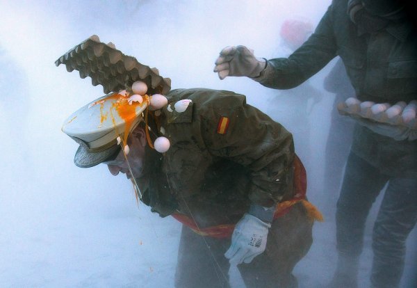 Els Enfarinats - безумный фестиваль в Испании, в котором люди забрасывают друг друга яйцами и мукой