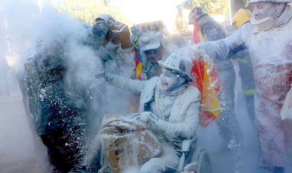 Els Enfarinats - безумный фестиваль в Испании, в котором люди забрасывают друг друга яйцами и мукой
