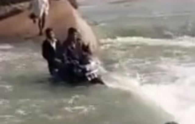 Переправа мотоцикла через быструю реку