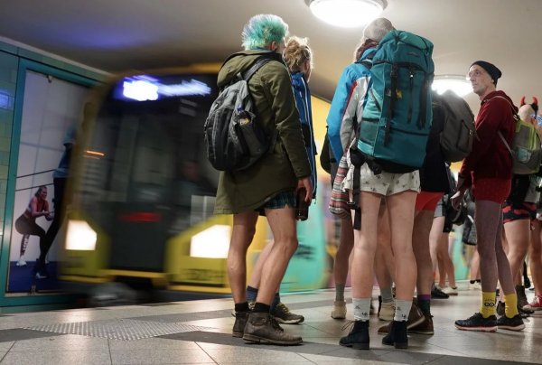 "В метро без штанов 2020" - масштабный международный флешмоб (30 фото)