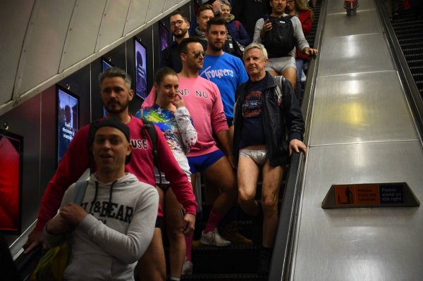 Без трусов в метро (82 фото) - секс фото
