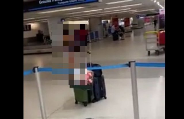 Девушка до гола разделась в аэропорту