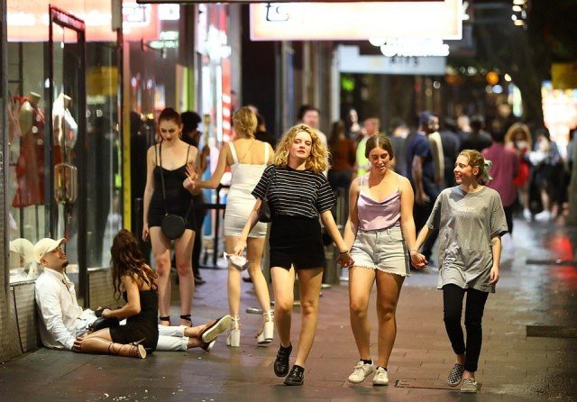 Народ в Сиднее ликует и ходит по барам — отменен закон, ограничивающий продажу алкоголя