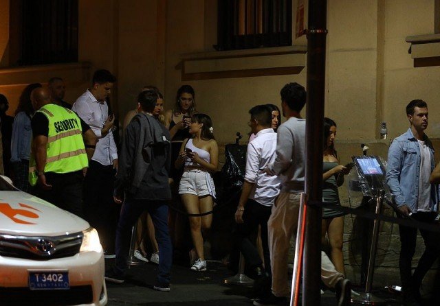 Народ в Сиднее ликует и ходит по барам — отменен закон, ограничивающий продажу алкоголя