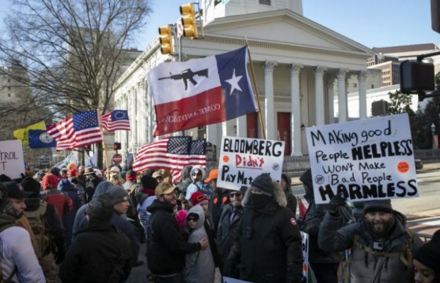 В США 22 тысячи американцев вышли на улицы Ричмонда с оружием