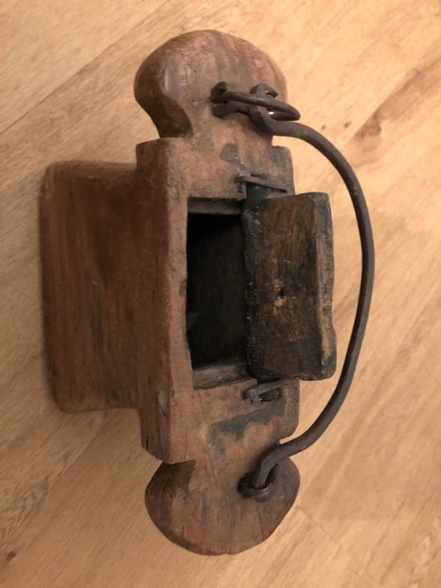 Что это за деревянная коробка, которая напоминает телефон?