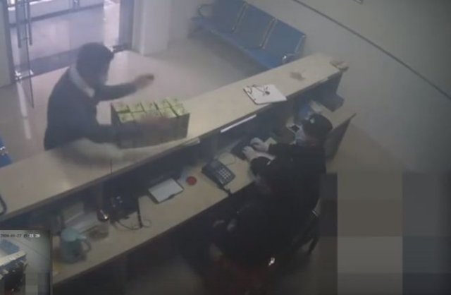 В Китае мужчина принес медицинские маски в полицейский участок - за ним погналась полиция