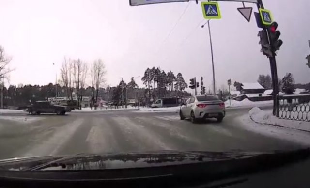 Мгновенная карма на дороге в Екатеринбурге