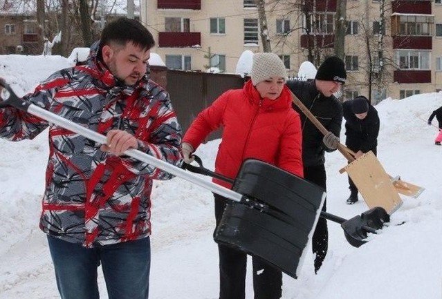 В Уфе чиновники сами вышли убирать снег
