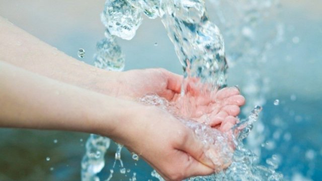 Выключайте кран во время мытья посуды