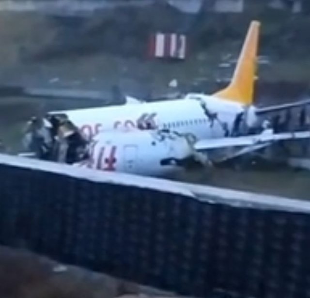 В Стамбуле потерпел крушение самолет