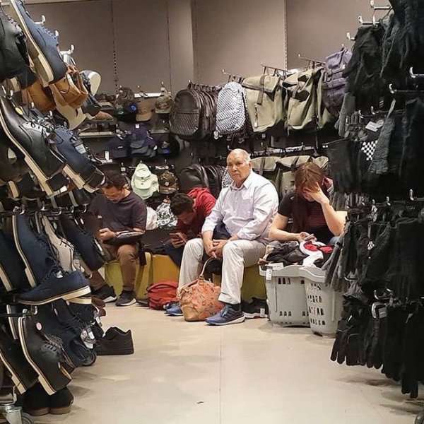 Ловушка времени или мужчины, ждущие своих жен во время шопинга