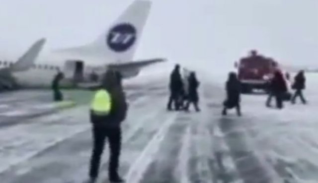 Очевидец снял самолет, приземлившийся на сломанных шасси