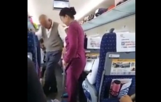 Пожилой пассажир издевается над уборщицей
