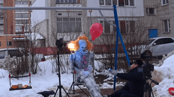 Художник из Сарова слепил снеговика во дворе, от которого можно перепугаться до полусмерти