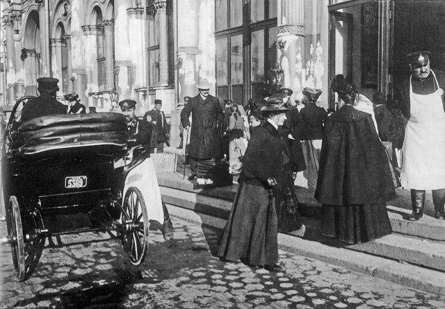 Люди на улицах Петербурга в начале 20 века