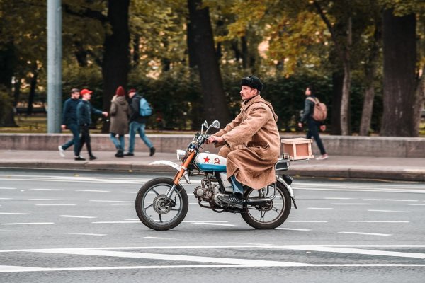 Почтальон Печкин на мотоцикле