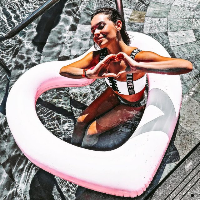 Аделина Сотникова в белом купальнике и спасательном круге в виде сердца