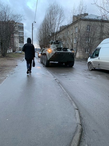 БТР едет по улице в Петербурге