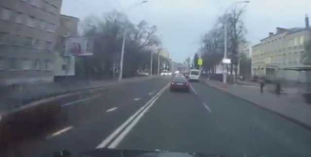Таксист, которые не знает, что такое красный сигнал светофора