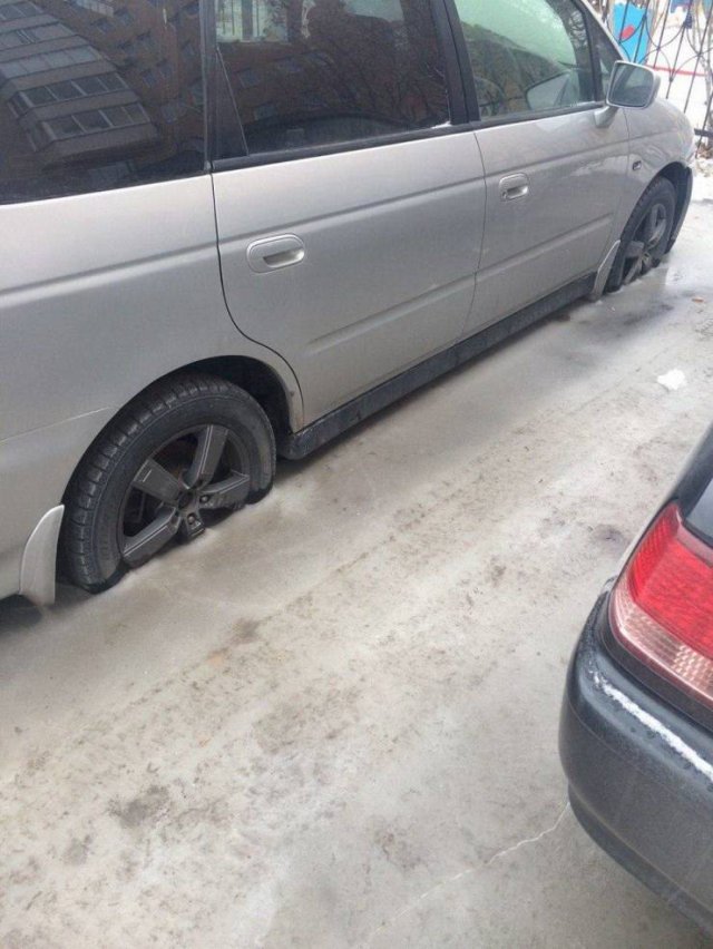 Автомобиль вмерз в лёд