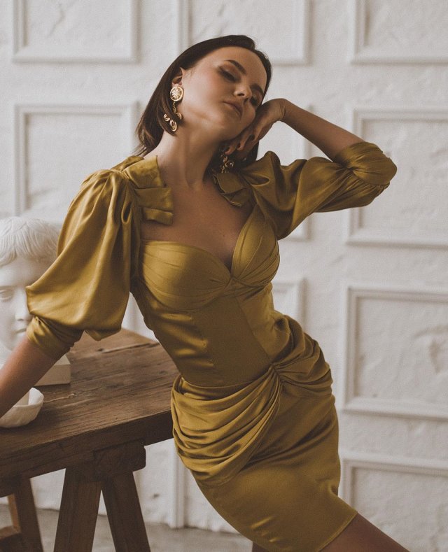 Татьяна Мингалимова в золотом платье