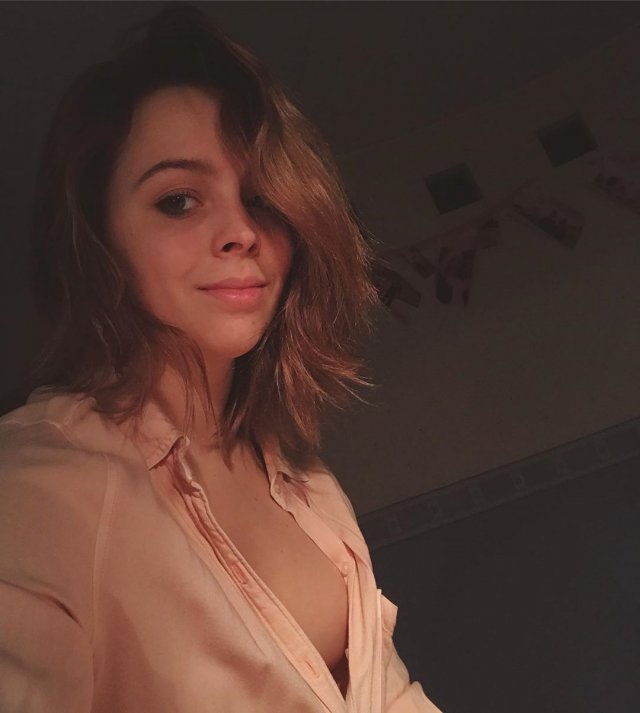 Бетина Попова в рубашке