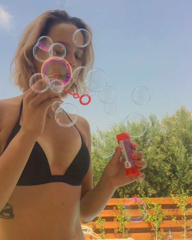 Бетина Попова в черном купальнике и мыльными пузырями