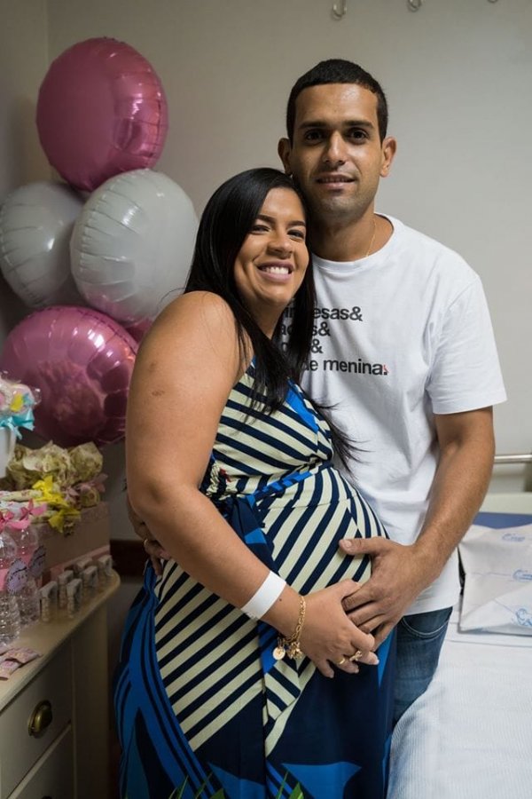 Беременная женщина с мужем