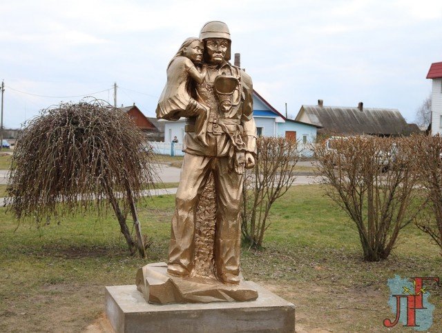 В Белоруссии установили памятник сотрудникам МЧС, пугающий прохожих