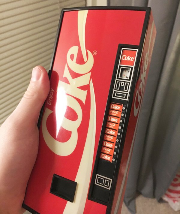 Радиоприемник сделан в виде торгового автомата Coca-Cola