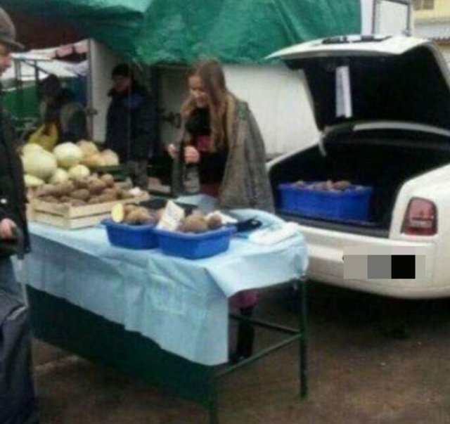В Украине девушка торговала картошкой из машины, явно для этого не предназначенной